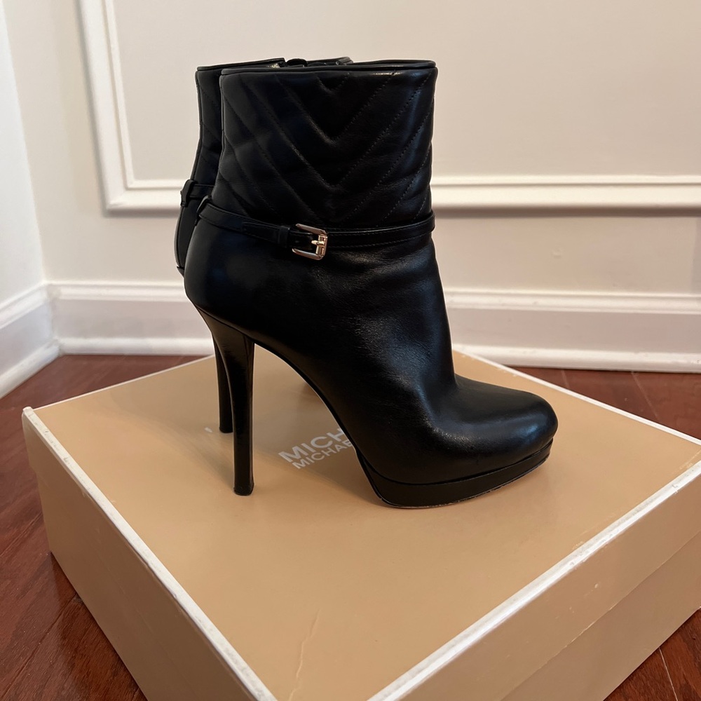 Michael Michael Kors Avery Bootie size 6.5